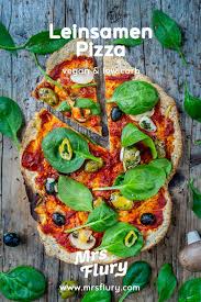 Vegane Low Carb Pizza Aus Leinsamen Und Chiasamen Mrs Flury Gesunde Rezepte Rezept Gesunde Pizza Wenig Kohlenhydrate Gesundes Essen