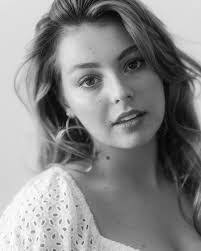 Belle Warren's Instagram, Twitter & Facebook