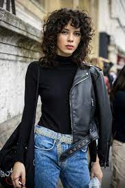 E poi giù, per regalare ai ricci il loro giusto volume! Capelli Scalati Corti Sopra E Lunghi Sotto Il Ritorno Del Look Vintage Archzine It