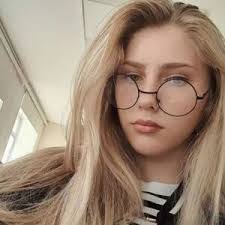 Tara Graf's Instagram, Twitter & Facebook