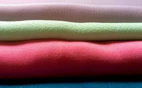 Rok bolak balik dua warna dengan bahan mosecrepe yang tebal dan tidak menerawang namun tetap lebih ringan di banding bahan wolfis , bagian pinggang full karet yang bisa menyesuaikan bentuk pinggang pemakainya dan terdapat jahitan belahan unik dibagian pinggir sehinga lebih leluasa/tidak sempit saat di gunakan. Mengenal Bahan Kain Wollycrepe Karakteristik Kelebihan Harga Dll