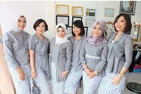 Agar tampil maksimal, pemilihan baju kondangan tentu perlu disesuaikan dengan kepribadian dan tema acara. 18 Inspirasi Kebaya Seragam Buat Dipakai Bareng Teman Agar Makin Kompak Dan Sayang Kan