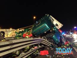 Questa mattina, 1 agosto 2019, è avvenuto un tragico incidente stradale lungo l'autostrada a21, nel tratto fra castelsangiovanni e piacenza. Piacenza Camion Si Schianta Frutta E Verdura In Autostrada