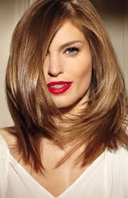 Evos premia tagli capelli scalati alle spalle in cui il ciuffo lungo o la frangia lunga incorniciano e valorizzano lo sguardo. Epingle Sur Hair Colors