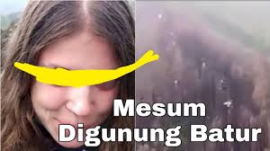 Sebua unggahan yang telah tersebar luas di media sosial. Heboh Bule Cantik Rusia Buat Video Porno Di Gunung Batur Bali Polisi Selidiki Pemeran Youtube