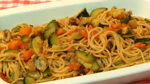 Añadir la pasta a la sartén, rehogar unos instantes con las verduras y servir con queso rallado por encima. Receta Facil Y Sana De Espaguetis Integrales Con Verduras Youtube