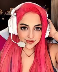 Leah Bellamy's Instagram, Twitter & Facebook