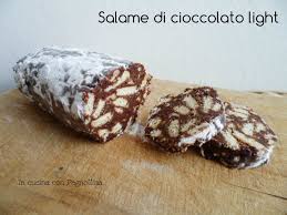 La ricetta del salame di cioccolato senza burro è perfetta per le temperature miti che stanno inaugurando la stagione primaverile. Salame Di Cioccolato Light