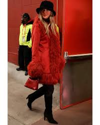 getting those holiday fits off part I. 📷 David Eulitt/Getty Images, Scott  Winters/Icon Sportswire via Getty, BG041/Bauer-Griffin/GC Images, via  @victoriajustice, via @kimkardashian, via @dualipa, @sabatods, @kevinostaj