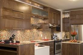Armoires De Cuisine De Style Contemporain La Totalite De Ces Armoires De Cuisine Ont Ete Realise En Noyer Naturel Le Home Decor Home Decor Furniture Kitchen