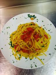 Spaghetti Alla Carrettiera Aglio Olio Peperoncino Pomodorini Ciliegini Ammorbiditi Filetto Di Alice E Pan Grattato Ristor Pomodorini Spaghetti Peperoncino