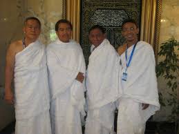 Seperti halnya memakai mukena untuk sholat, pakaian ihram harus. Tata Cara Lengkap Mengenakan Pakaian Ihram Pabrik Kain Ihram Produsen Kain Ihram Perlengkapan Umroh Ihram Alilla