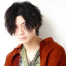 メンズパーマ スパイラルパーマ 佐藤拓弥 goald 副店長 on instagram 本日発売の fine boys別冊ヘアカタログ掲載style えりあしを少し残すバランスが新しい ミディアムレングスのセンターパートヘア 細かく動くス 男性の髪 スパイラルパーマ