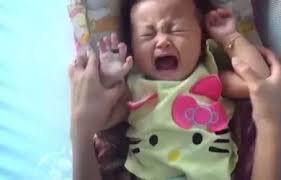 Pakai cara ini bikin bayi tidur dalam 1 menit. Inilah Cara Tidurkan Bayi Paling Out Of The Box Yang Pernah Kami Lihat Guna 3 Bahan Je