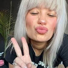 Elizabeth Marinello's Instagram, Twitter & Facebook