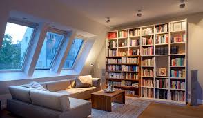 Für die grundbeleuchtung im wohnzimmer empfehlen experten 100 lumen pro quadratmeter. Licht Im Wohnzimmer So Entsteht Richtige Wohnfuhlatmosphare Prediger Lichtberater