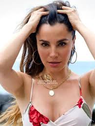 Martha Higareda, nacida el 24 de agosto de 1983 en Villahermosa, Tabasco,  México. Creció en una familia amorosa que apoyó su interés por el arte. Su  madre, Martha Cervantes, una terapeuta y