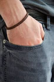 Als alternative zur schablone eignet sich ebenfalls eine schnur oder ein band. 3 Einfache Makramee Armbander Fur Sie Ihn Mit Anleitung Evencrafted De Diy