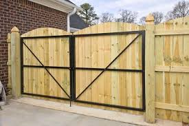 Gate Between The House The Garage Rvyardideas Holztor Tor Design Gartentor