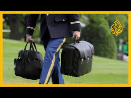 انتشر مقطع فيديو لسيارة الرئيس الروسي فلاديمير بوتين التي أقلته إلى مقر الاستشارية الألمانية حيث عقد اجتماع برلين حول ليبيا. Ù‚ØµØ© Ø§Ù„Ø­Ù‚ÙŠØ¨Ø© Ø§Ù„Ù†ÙˆÙˆÙŠØ© Ø§Ù„ØªÙŠ ØªØ±Ø§ÙÙ‚ Ø§Ù„Ø±Ø¦ÙŠØ³ Ø§Ù„Ø£Ù…ÙŠØ±ÙƒÙŠ Ø·ÙˆØ§Ù„ Ø§Ù„ÙˆÙ‚Øª Youtube