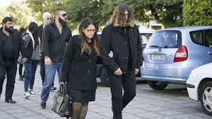 Στο ειδώλιο κάθισαν ο πρώην διευθυντής της σχολής, μια καθηγήτρια του βαγγέλη γιακουμάκη καθώς και ο πρώην βουλευτής της νδ χρήστος μαρκογιαννάκης. Pateras Giakoymakh Eyxaristw Ton Kosmo Gia Thn Agaph Kai Ton Sebasmo Poy Mas Edei3e