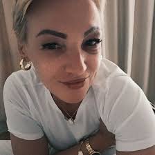 Update zahvaljujući vašim komentarima imali smo 3 poziva za nju Na žalost  svi već imaju pse a ona ne može s drugim psima Treba joj netko bez drugih  životinja I taj ili