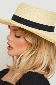 Cappello in paglia intrecciata sfilacciata con nastro nero