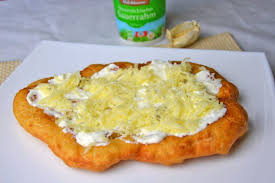 Langos Aus Ungarn Rezept In 2020 Langos Teig Langos Lebensmittel Essen