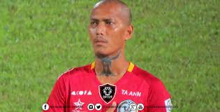 Pemain gelandang liga nasional sepakbola as nfl menolak untuk berdiri ketika lagu kebangsaan negara itu dimainkan, sebagai protes atas ketidakadilan rasial. Ronny Tersenarai Sebagai Pemain Pertahanan Terbaik Anugerah Bolasepak Kebangsaan Sarawakcrocs Com