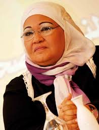 أطلت انتصار الشراح بالباروكة فوق الحجاب بإحدى حلقات مسلسل سينمائيات 2020، مما جعل. Ø¬Ø±ÙŠØ¯Ø© Ø§Ù„Ø¨Ù„Ø§Ø¯ Ø§Ù†ØªØµØ§Ø± Ø§Ù„Ø´Ø±Ø§Ø­ ØªØ¨ÙƒÙŠ Ø¹Ù„Ù‰ Ø§Ù„Ù‡ÙˆØ§Ø¡