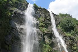 Qui il panorama è mozzafiato, e. Dove Andare In Montagna Con I Bambini Da Milano Gita Alle Cascate Dell Acquafraggia In Valchiavenna Dai Che Partiamo Travel Blog