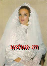 Koçyiğit ise instagram ve facebook hesaplarından şu paylaşımı yaparak sevenlerine güzel haberi verdi: Gelinlikli Hulya Kocyigit Kartpostali Efemera Kitantik 121180501797