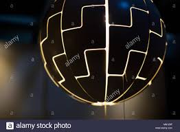 A++ (auf einer skala von a++ bis e). Hangende Lampe Als Kugel Die Lampen Sind Wie Eine Grosse Kugel Die Von Der Decke Hangen Gepragt Moderne Einrichtung Im Landhausstil Stil Kosmische Stil Licht Und Schatten Konzept Stockfotografie Alamy