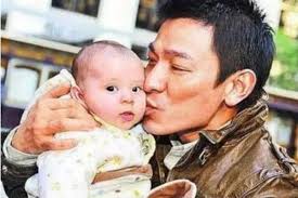 Bất ngờ đào lại khoảnh khắc Lưu Đức Hoa bế và thơm má Tạ Đình Phong