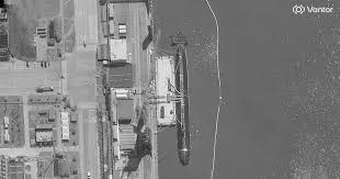 Imagens de satélite revelam um submarino chinês não identificado com um design incomum.
