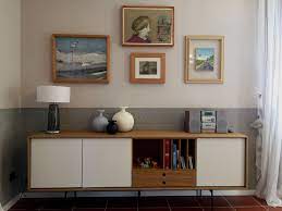 Angolo Di Un Salotto Con Arredo Giovane Quadri D Autore Per Una Padrona Di Casa Giovane E Bella Arredamento Progettazione Mobili Idea Di Decorazione