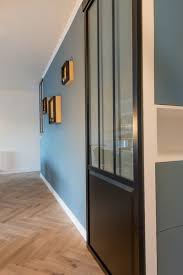 Projet Deco Porte Verriere Coulissante En Aluminium Noir Fonce Dans Un Esprit Industriel Atelier D Artiste Glass Door Couleur Mur Salon Peinture Bleu Canard