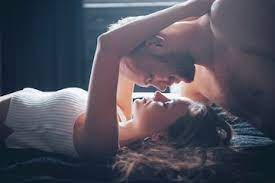 A portrait of a happy young couple who relax in a cozy bed. | Premium Photo