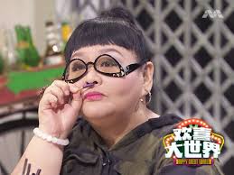 李国煌大展歌喉还真是千载难逢啊！刘谦益、薛素珊、何爱玲、郑荔分、胡佳嬑以及蔡艾珈也光临了欢喜大世界哦，不要错过！ Mark Lee can SING!  Richard Low, Cassandra See, Miss Mole, Michelle Tay, Hayley Woo and Rachel  Chua also visit the Happy Great World this ...