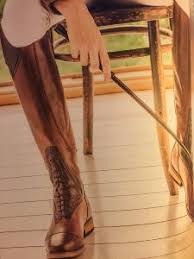 Bottes femme, cuissardes, plates ou à talon, en cuir ou en velours, la botte est la star de l'hiver et se porte aussi bien avec une jupe qu'avec un pantalon. Bottes Equitation Cuir Marron