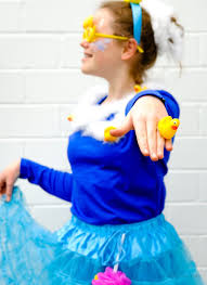 Diy Karneval Kostum Selber Machen Schaumbad Blauer Tullrock Blaues Shirt Quietscheentchen Duschschwam Diy Karneval Karneval Karneval Kostum Selber Machen