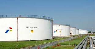 Pertamina terus berusaha memadamkan api yang terjadi di salah satu tangki di kilang cilacap. Pertamina Saudi Aramco Lanjutkan Pengembangan Kilang Minyak Cilacap