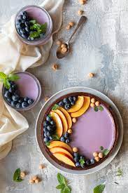 Invece per quel che riguarda la decorazione ho preferito non ricoprire totalmente la superficie della crostata con la frutta fresca ma far vedere il. Crostata Con Panna Cotta Ai Mirtilli Pesche E Amaretti