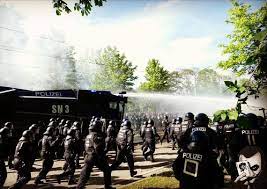 Polizei setzt wasserwerfer und räumpanzer ein | randale überschattet dresden. 56 Wohnungen Von Dynamo Dresden Fans Durchsucht Faszination Fankurve