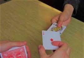 Chaque joueur retourne la 1ère carte de son tas. Regles Detaillees De La Bataille Le Jeu De Carte Le Plus Simple