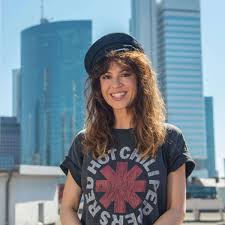 Ciertamente un retrato de la decadente sociedad capitalista occidental, a la cual para disgusto mío, pertenezco. Natalia Avelon Startet Durch Frankfurt