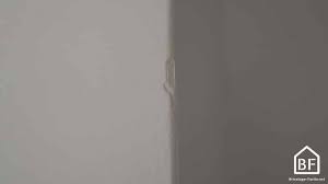 Il y a des dispositifs spéciaux (renforcés ou non) pour traiter les angles de murs. Baguette D Angle Comment La Couper La Coller Bricolage Facile