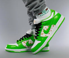 The supreme x nike sb dunk lows will no doubt be difficult to secure. Supreme Nike Sb Dunk Low Stars Release Date Sneaker Bar Detroit