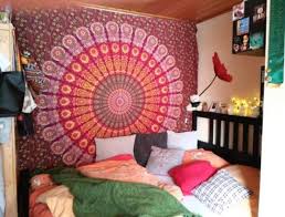 Karmandalade Posted To Instagram Wandtuch Inspiration Mit Modell Pfauenfeder Mandala Dunkelrot Grun Gelb Die Warme Farbe Ro Wandtuch Rot Farbe Warme Farben