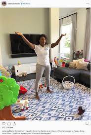 Serena williams, vogue's february 2018 cover star discusses her difficult delivery for the first time and when oracene says that she mainly bites her tongue, that daughters don't tend to respond well to serena lays her on a play mat in the tv room so that they can do some tandem exercises while chip. Serena Williams Is Surrendering Her Living Room To Her Daughter Daily Mail Online